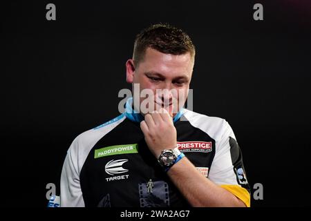 Chris Dobey im Kampf gegen Rob Cross (nicht abgebildet) am 14. Tag der Paddy Power World Darts Championship im Alexandra Palace, London. Bilddatum: Montag, 1. Januar 2024. Stockfoto