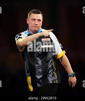 Chris Dobey im Kampf gegen Rob Cross (nicht abgebildet) am 14. Tag der Paddy Power World Darts Championship im Alexandra Palace, London. Bilddatum: Montag, 1. Januar 2024. Stockfoto