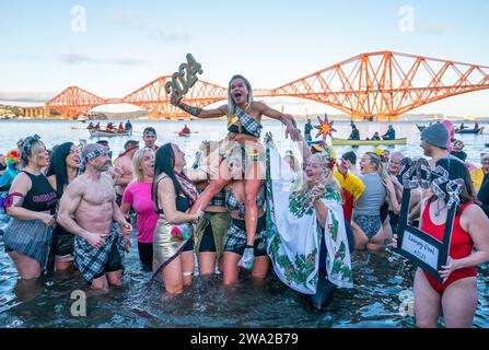 Im Rahmen der Hogmanay-Feierlichkeiten in Edinburgh nehmen die Besucher am Loony Dook Neujahrstag im Firth of Forth in South Queensferry Teil. Bilddatum: Montag, 1. Januar 2024. Stockfoto