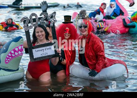 Im Rahmen der Hogmanay-Feierlichkeiten in Edinburgh nehmen die Besucher am Loony Dook Neujahrstag im Firth of Forth in South Queensferry Teil. Bilddatum: Montag, 1. Januar 2024. Stockfoto