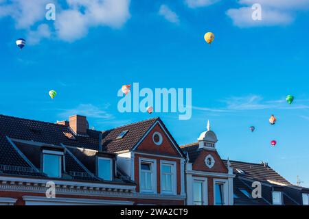 Bunte Heißluftballons über den Dächern der Kieler Altstadt vor blauem Himmel im Sommer *** bunte Heißluftballons über den Dächern der Kieler Altstadt vor blauem Himmel im Sommer Stockfoto