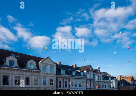 Bunte Heißluftballons über den Dächern der Kieler Altstadt vor blauem Himmel im Sommer *** bunte Heißluftballons über den Dächern der Kieler Altstadt vor blauem Himmel im Sommer Stockfoto