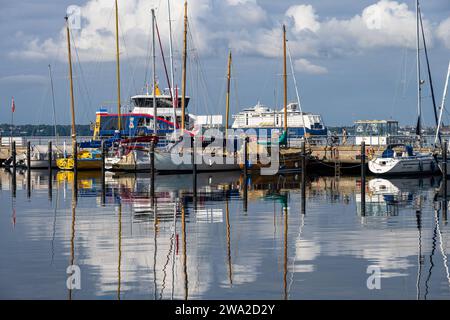 Fischerhafen an der Kieler Förde in Möltenort am frühen Morgen im Sommer, die Norwegenfähre Farbmagie auf dem Weg zum Norwengekai in Kiel *** Fischerhafen am Kieler Fjord in Möltenort am frühen Morgen im Sommer, die Norwegenfähre Farbmagie auf dem Weg zum Norwengekai in Kiel Stockfoto