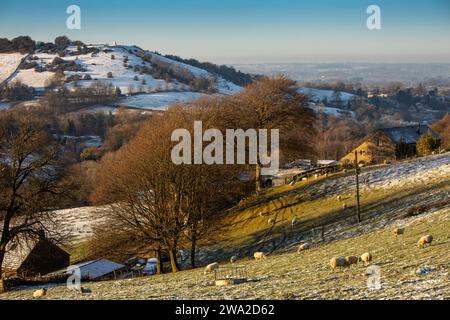 Großbritannien, England, Cheshire, Rainow, Winter, Bollington und White Nancy auf Kerridge Hill ab Blaze Hill Stockfoto