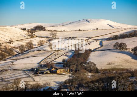 Großbritannien, England, Cheshire, Rainow, Winter, Rainowlow, Rückseite der Crofts Farm und Clarke House an den Hängen des Blaze Hill im Schnee Stockfoto