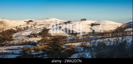 Großbritannien, England, Cheshire, Rainow, Winter, Rainowlow und Blaze Hill im Schnee, Panorama Stockfoto