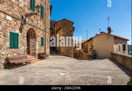 Das wunderschöne Dorf Castelnuovo Val di Cecina an einem sonnigen Sommermorgen. Provinz Pisa, Toskana, Italien. Stockfoto