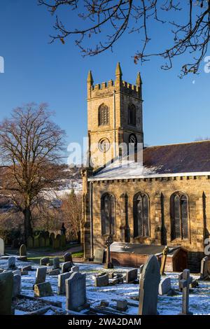 Großbritannien, England, Cheshire, Rainow, Winter, Heilige Dreifaltigkeitskirche im Schnee Stockfoto