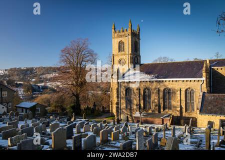 Großbritannien, England, Cheshire, Rainow, Winter, Heilige Dreifaltigkeitskirche im Schnee Stockfoto