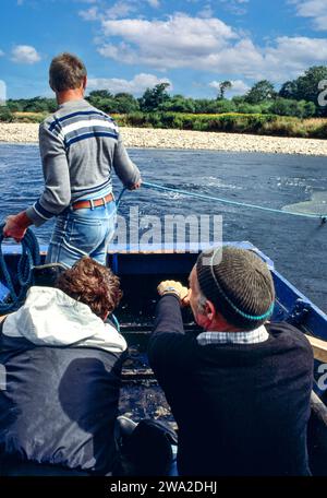 Lachsnetz River Spey Scotland in den 1990er Jahren zog das Wadennetz vom Boot um den Pool Stockfoto