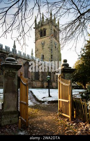 Großbritannien, England, Cheshire, Macclesfield, Gawsworth, St. Jakobskirche im Winter Stockfoto