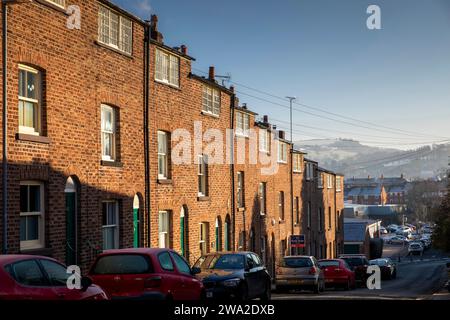 Großbritannien, England, Cheshire, Macclesfield, Paradise Street, restaurierte Weberhäuser mit Granatwänden im 3. Stock im Winter Stockfoto