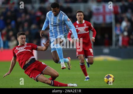 Middlesbrough am Montag, 1. Januar 2024. Dael Fry von Middlesbrough bekämpft Haji Wright von Coventry City während des Sky Bet Championship-Spiels zwischen Middlesbrough und Coventry City im Riverside Stadium, Middlesbrough, am Montag, den 1. Januar 2024. (Foto: Mark Fletcher | MI News) Credit: MI News & Sport /Alamy Live News Stockfoto