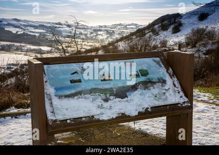 Großbritannien, England, Cheshire, Macclesfield, Tegg’s Nose Country Park, eisbeladene Informationstafel Stockfoto