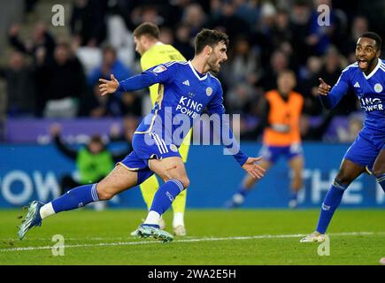 Tom Cannon aus Leicester City feiert das erste Tor ihrer Mannschaft während des Sky Bet Championship Matches im King Power Stadium in Leicester. Bilddatum: Montag, 1. Januar 2024. Stockfoto