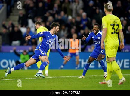 Tom Cannon aus Leicester City feiert das erste Tor ihrer Mannschaft während des Sky Bet Championship Matches im King Power Stadium in Leicester. Bilddatum: Montag, 1. Januar 2024. Stockfoto