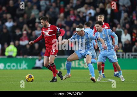 Middlesbrough am Montag, 1. Januar 2024. Jonathan Howson in Aktion mit Coventry City Liam Kitching während des Sky BET Championship-Spiels zwischen Middlesbrough und Coventry City im Riverside Stadium, Middlesbrough am Montag, den 1. Januar 2024. (Foto: Mark Fletcher | MI News) Credit: MI News & Sport /Alamy Live News Stockfoto