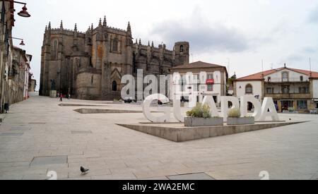 Gotische Kathedrale, Blick vom Luis de Camoes-Platz mit dem riesigen GUARDA-Schild im Vordergrund, GUARDA, Portugal Stockfoto