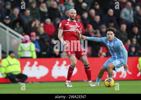 Middlesbrough am Montag, 1. Januar 2024. Matthew Clarke von Middlesbrough in Aktion mit Callum O'Hare von Coventry City während des Sky Bet Championship Matches zwischen Middlesbrough und Coventry City im Riverside Stadium, Middlesbrough am Montag, den 1. Januar 2024. (Foto: Mark Fletcher | MI News) Credit: MI News & Sport /Alamy Live News Stockfoto