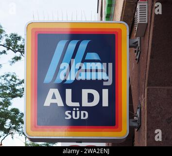 NÜRNBERG, DEUTSCHLAND - CA. JUNI 2022: Aldi verklagt Storefront Sign Stockfoto