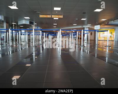 TURIN, ITALIEN - CA. JUNI 2022: Warteschlange für Warteschlangen am Flughafen Check-in und Sicherheit Stockfoto