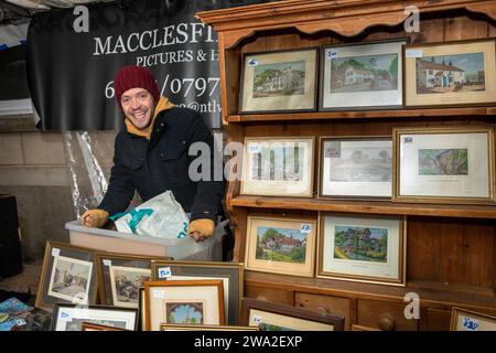 Großbritannien, England, Cheshire, Macclesfield, Market Street, Weihnachtsmarkt, Verkäufer von Seidenbildern Sean Dillnutt Stockfoto