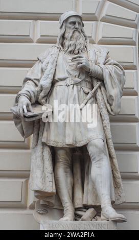 WIEN, ÖSTERREICH - CA. SEPTEMBER 2022: Leonardo da Vinci Statue im Kuenstlerhaus Translation Artists House um 1868 Stockfoto