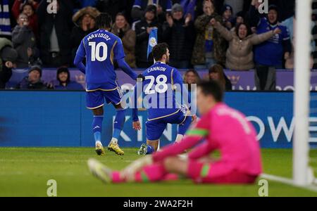 Tom Cannon aus Leicester City feiert das erste Tor ihrer Mannschaft während des Sky Bet Championship Matches im King Power Stadium in Leicester. Bilddatum: Montag, 1. Januar 2024. Stockfoto