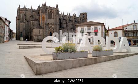 Gotische Kathedrale, Blick vom Luis de Camoes-Platz mit dem riesigen GUARDA-Schild im Vordergrund, GUARDA, Portugal Stockfoto