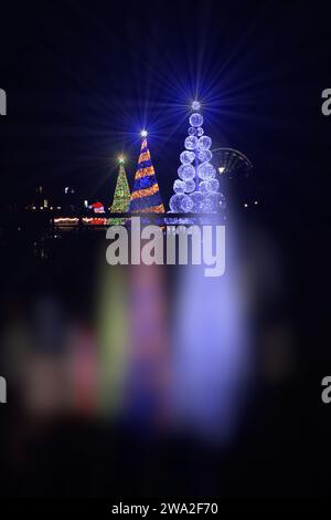 Bournemouth wird von mehr als 100 festlichen Lichtern mit Christmas Tree Wonderland beleuchtet. Stockfoto