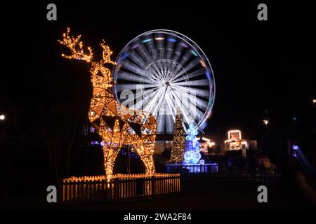 Bournemouth wird von mehr als 100 festlichen Lichtern mit Christmas Tree Wonderland beleuchtet. Stockfoto