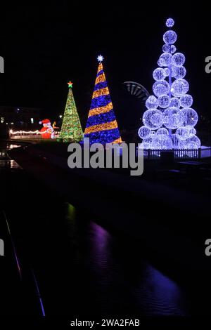 Bournemouth wird von mehr als 100 festlichen Lichtern mit Christmas Tree Wonderland beleuchtet. Stockfoto