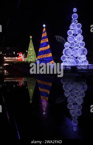 Bournemouth wird von mehr als 100 festlichen Lichtern mit Christmas Tree Wonderland beleuchtet. Stockfoto