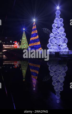 Bournemouth wird von mehr als 100 festlichen Lichtern mit Christmas Tree Wonderland beleuchtet. Stockfoto