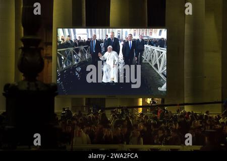 Vatikanstadt, Vatikanstadt. Dezember 2023 31. Papst Franziskus betet am 31. Dezember 2023 vor einer Krippe auf dem Petersplatz im Vatikan. Credit: dpa/Alamy Live News Stockfoto