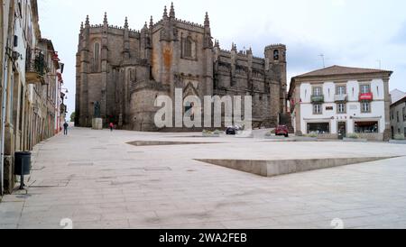 Gotische Kathedrale, erbaut im 14. Bis 16. Jahrhundert, Südlage, Blick vom Luis de Camoes-Platz, Guarda, Portugal Stockfoto