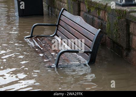 Der Fluss Severn, der eine Bank und einen Fußweg an seinen Ufern bedeckt. Bewdley. Worcestershire. UK Dezember 2023 Stockfoto