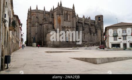 Gotische Kathedrale, erbaut im 14. Bis 16. Jahrhundert, Südlage, Blick vom Luis de Camoes-Platz, Guarda, Portugal Stockfoto