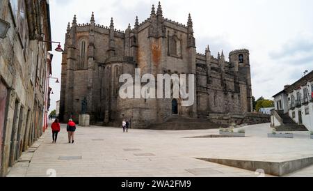 Gotische Kathedrale, erbaut im 14. Bis 16. Jahrhundert, Südlage, Blick vom Luis de Camoes-Platz, Guarda, Portugal Stockfoto