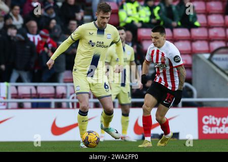 Sunderland am Montag, 1. Januar 2024. Liam Lindsay von Preston North End wird von Sunderlands Nazariy Rusyn während des Sky Bet Championship Matches zwischen Sunderland und Preston North End im Stadium of Light, Sunderland, am Montag, den 1. Januar 2024, gepresst. (Foto: Michael Driver | MI News) Credit: MI News & Sport /Alamy Live News Stockfoto