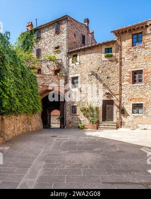 Das wunderschöne Dorf Sassetta an einem sonnigen Sommertag. Provinz Livorno, Toskana, Italien. Stockfoto