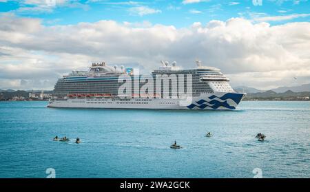 San Juan, Puerto Rico - 22. November 2023: Kreuzfahrtschiff Sky Princess fährt vom Hafen von San Juan, Puerto Rico. Stockfoto