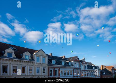 Bunte Heißluftballons über den Dächern der Kieler Altstadt vor blauem Himmel im Sommer Stockfoto