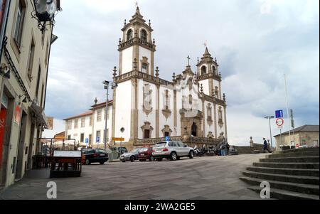 Kirche Santa Casa da Misericordia de Viseu aus dem 18. Jahrhundert im Rokoko-Stil, Südwinkelhöhe, Blick von der Rua do Adro, Viseu, Portugal Stockfoto