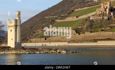 Mauseturm, Mauseturm, auf einer kleinen Insel im Rhein, mit Schloss Ehrenfels im Hintergrund auf der anderen Flussseite, nahe Bingen, Deutschland Stockfoto