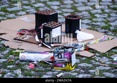 Düsseldorf 01.01.2024 Böllerreste Böller-Reste Böllerverbot Silvesterknaller Feuerwerk Silvester Altstadt Feuerwerksverbot Unfallgefahr Allgemeinverfügung Feuerwerkskörper Raketen Silvesterraketen Feuerwerksraketen Silvesterböller Krankenhaus Feuerwerksverbotszonen Silvester-Böller Böllerfrei Düsseldorf Nordrhein-Westfalen Deutschland *** Düsseldorf 01 01 2024 Feuerwerkskörper Reste Feuerwerkskörper Reste Feuerwerkskörper Verbot Silvester Feuerwerkskörper Feuerwerk Silvester Altstadtfeuerwerk Verbot Unfallrisiko Allgemeine Bestimmung Feuerwerk Raketen Silvester Raketen Feuerwerk Raketen Neu Jahresabende Feuer Stockfoto