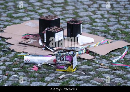 Düsseldorf 01.01.2024 Böllerreste Böller-Reste Böllerverbot Silvesterknaller Feuerwerk Silvester Altstadt Feuerwerksverbot Unfallgefahr Allgemeinverfügung Feuerwerkskörper Raketen Silvesterraketen Feuerwerksraketen Silvesterböller Krankenhaus Feuerwerksverbotszonen Silvester-Böller Böllerfrei Düsseldorf Nordrhein-Westfalen Deutschland *** Düsseldorf 01 01 2024 Feuerwerkskörper Reste Feuerwerkskörper Reste Feuerwerkskörper Verbot Silvester Feuerwerkskörper Feuerwerk Silvester Altstadtfeuerwerk Verbot Unfallrisiko Allgemeine Bestimmung Feuerwerk Raketen Silvester Raketen Feuerwerk Raketen Neu Jahresabende Feuer Stockfoto