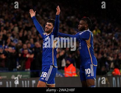 Tom Cannon aus Leicester City feiert das dritte Tor ihrer Mannschaft während des Sky Bet Championship Matches im King Power Stadium in Leicester. Bilddatum: Montag, 1. Januar 2024. Stockfoto