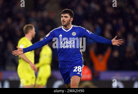 Tom Cannon aus Leicester City feiert das dritte Tor ihrer Mannschaft während des Sky Bet Championship Matches im King Power Stadium in Leicester. Bilddatum: Montag, 1. Januar 2024. Stockfoto