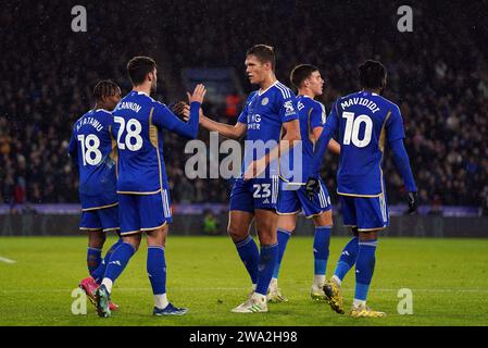 Tom Cannon aus Leicester City feiert das dritte Tor ihrer Mannschaft während des Sky Bet Championship Matches im King Power Stadium in Leicester. Bilddatum: Montag, 1. Januar 2024. Stockfoto